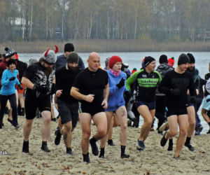 Pogoria Morsuje. Dąbrowskie morsy rozpoczęły sezon i zapraszają do lodowatych kąpieli [ZDJĘCIA, WIDEO]