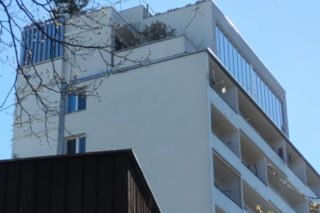 Penthouse'y dobudowane na szczycie bloku z epoki PRL