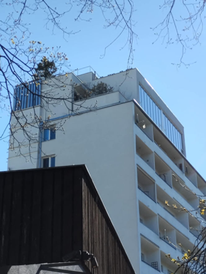 Penthouse'y dobudowane na szczycie bloku z epoki PRL