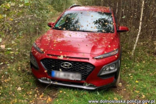 Hyundai z Niemiec znalazł się w polskim lesie. Sprawą zajęli się mundurowi