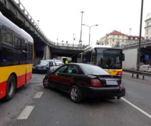 Dwie osobówki i autobus zderzyły się na Trasie Łazienkowskiej. Kierowca uciekł!