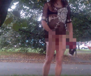 SZOK! Transwestyta w szpilkach zabawia się dildo na ulicach Gliwic! [ZDJĘCIA 18+]