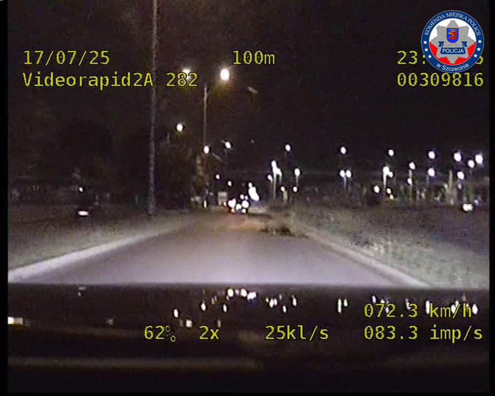 Wiózł kolegę w otwartym bagażniku