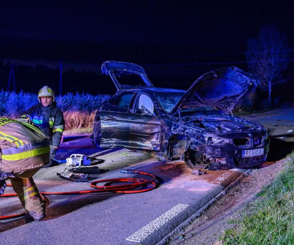 Uderzenie BMW w furmankę. Ranne dwie osoby i koń