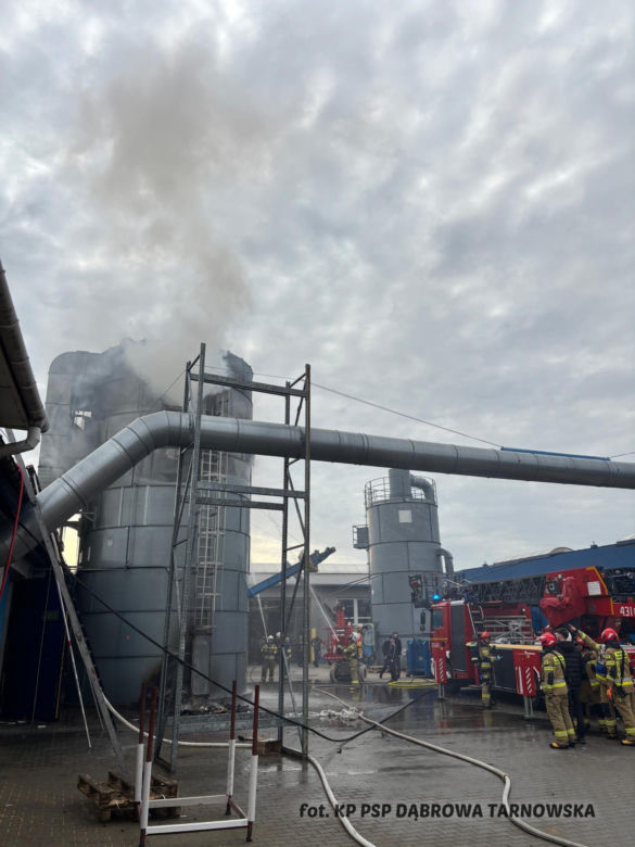 Wybuch i pożar silosu w zakładzie produkcyjnym w Gręboszowie