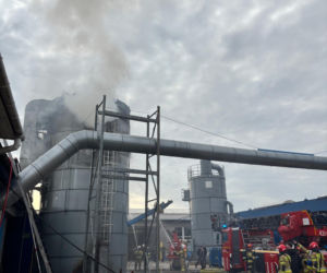 Wybuch i pożar silosu w zakładzie produkcyjnym w Gręboszowie