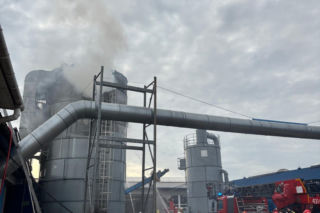 Wybuch i pożar silosu w zakładzie produkcyjnym w Gręboszowie