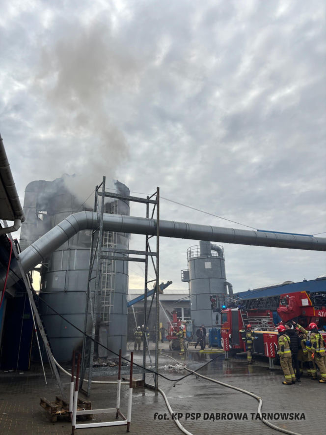 Wybuch i pożar silosu w zakładzie produkcyjnym w Gręboszowie