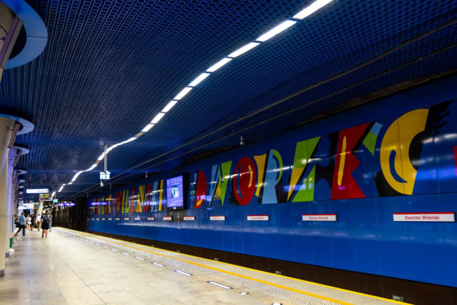 Groza na stacji metra w Warszawie. Oparł się o pociąg, runął na tory