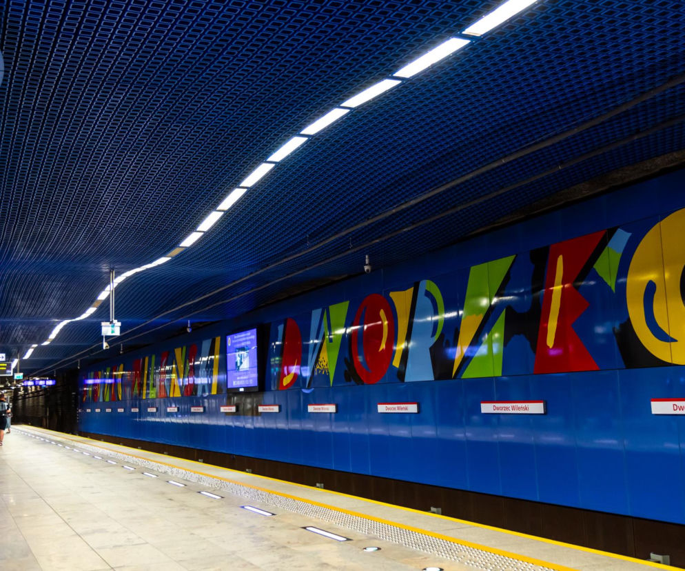 Wypadek na stacji Dworzec Wileński. Oparł się o pociąg i spadł na tory