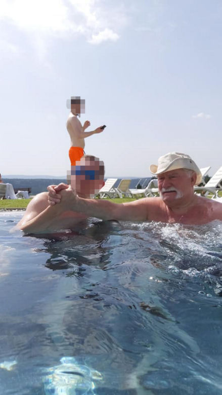 Lech Wałęsa szpanuje nakryciem głowy w basenie