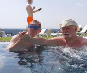 Lech Wałęsa szpanuje nakryciem głowy w basenie