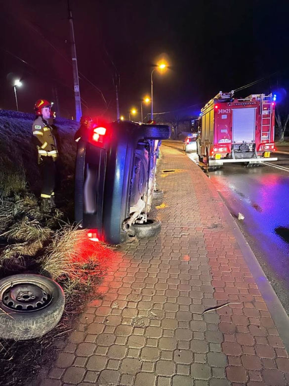 Tajemnicza kraksa w Nowym Sączu. Kierowca ściął latarnię i rozpłynął się w powietrzu