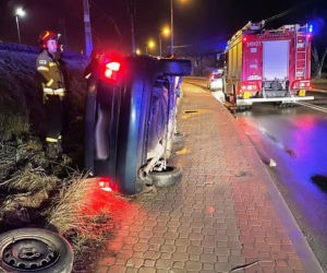 Tajemnicza kraksa w Nowym Sączu. Kierowca ściął latarnię i rozpłynął się w powietrzu