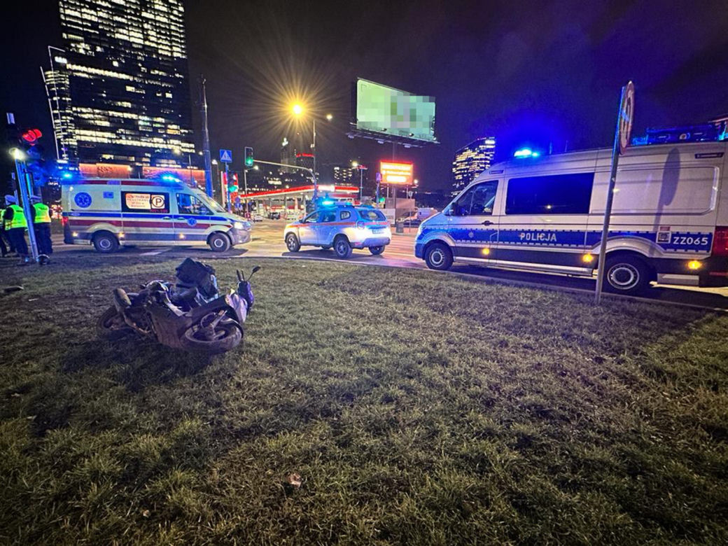 Wjechał skuterem w tramwaj! Poważny wypadek dostawcy jedzenia 