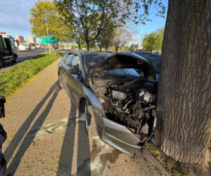 Poranny wypadek w Lesznie. Kierowca osobówki uderzył w drzewo