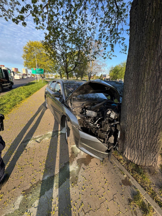 Poranny wypadek w Lesznie. Kierowca osobówki uderzył w drzewo