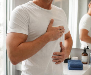 Powiększenie piersi u mężczyzn często ma hormonalne tło. Ten test pomaga odróżnić gruczoły od tłuszczu