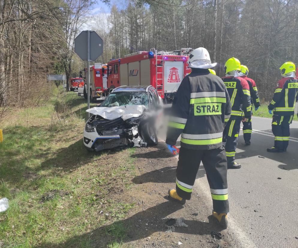 Karambol czterech aut na DK 51. Są ranni. Droga jest zablokowana [ZDJĘCIA]