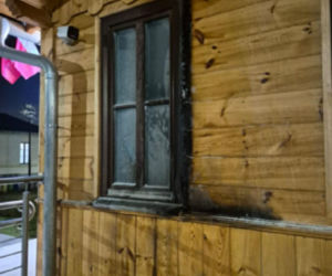 Podpalił posterunek policji w akcie zemsty. Myślał, że czapka i szalik uchronią go przed odpowiedzialnością