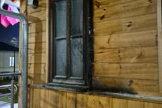 Podpalił posterunek policji w akcie zemsty. Myślał, że czapka i szalik uchronią go przed odpowiedzialnością