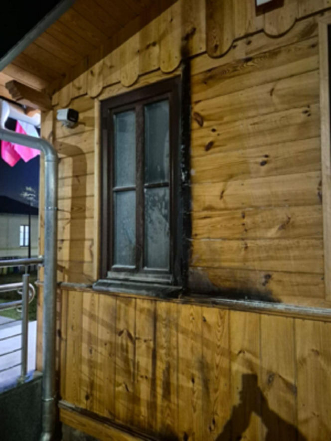 Podpalił posterunek policji w akcie zemsty. Myślał, że czapka i szalik uchronią go przed odpowiedzialnością