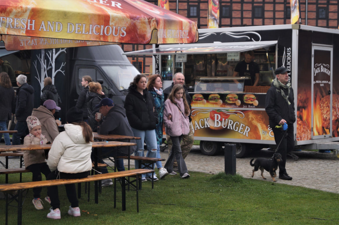 Festiwal Smaków Food Trucków 2023. Restauracje na kółkach zaparkowały na Wyspie Młyńskiej! [ZDJĘCIA]