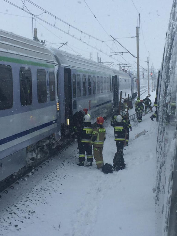 Pociąg relacji Warszawa-Zakopane utonął w polu. Błyskawiczna akcja. Pomogli strażacy