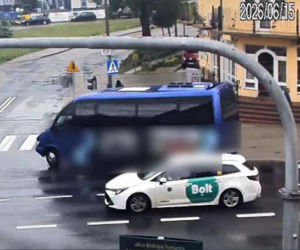 Nastolatek huknął hulajnogą w busa