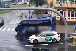 Nastolatek huknął hulajnogą w busa