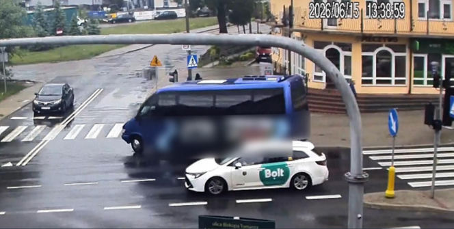 Nastolatek huknął hulajnogą w busa