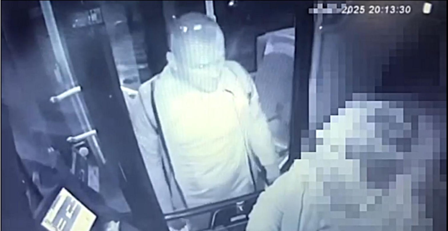 Furiat zaatakował kierowcę autobusu. Wszystko się nagrało, teraz szuka go policja