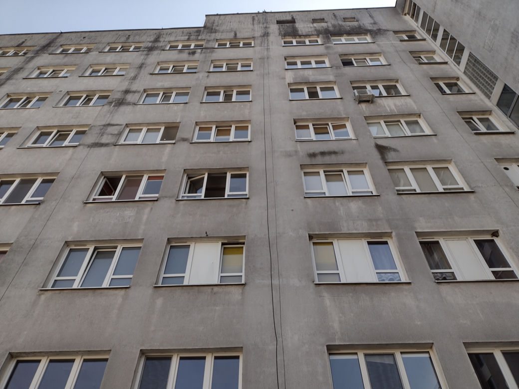 Ciechanów. Pacjenci skaczą z okien szpitala, nie żyje siedem osób. Dyrektor: To incydenty