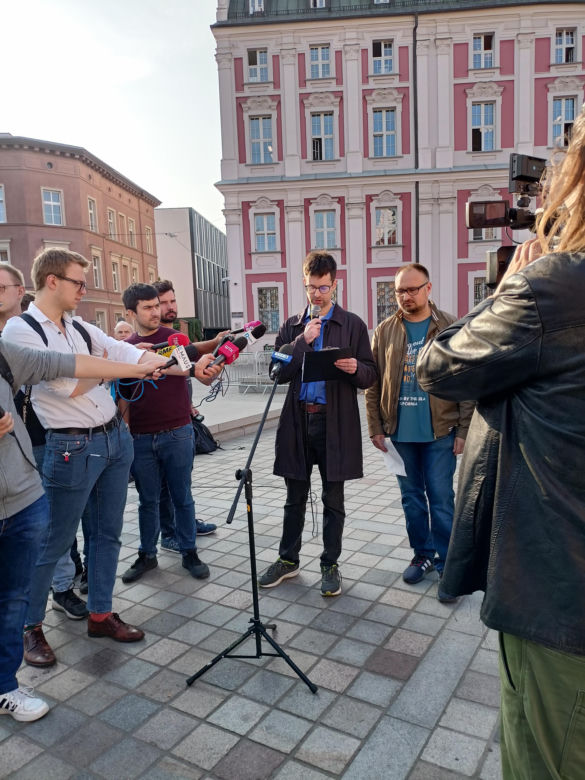 Pikieta urzędników poznańskich na Placu Kolegiackim