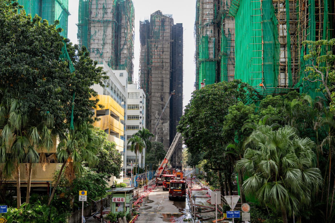 Hongkong pogrążony w żałobie po tragicznym pożarze wieżowców. Liczba ofiar wzrosła do 146