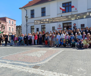 Polonez maturzystów z I LO na rynku w Ostrzeszowie