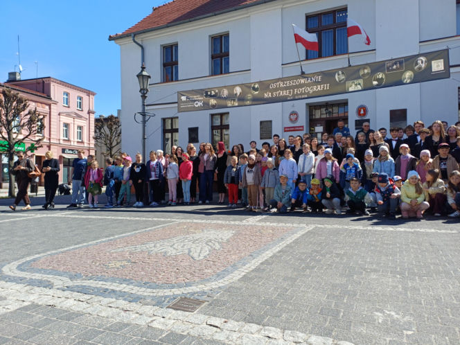 Polonez maturzystów z I LO na rynku w Ostrzeszowie