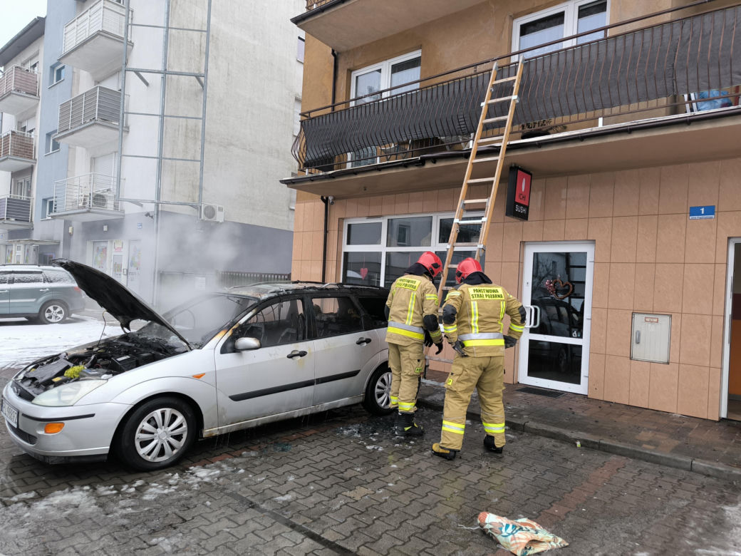 Pożar auta w Lesznie