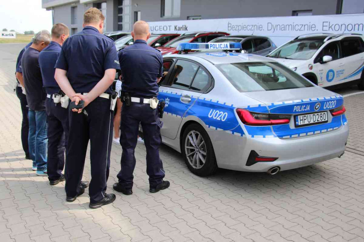 Policjanci przechodzą szkolenia z jazdy oznakowanymi BMW serii 3