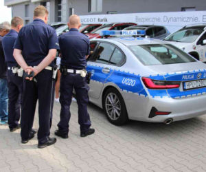 Policjanci przechodzą szkolenia z jazdy oznakowanymi BMW serii 3