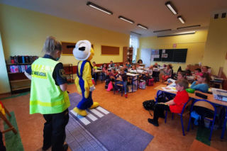​„Z odblaskiem bezpieczniej” - wkrótce finał akcji szczecineckiej Straży Miejskiej. Strażnicy odwiedzają szkoły i przedszkola w mieście [FOTO]