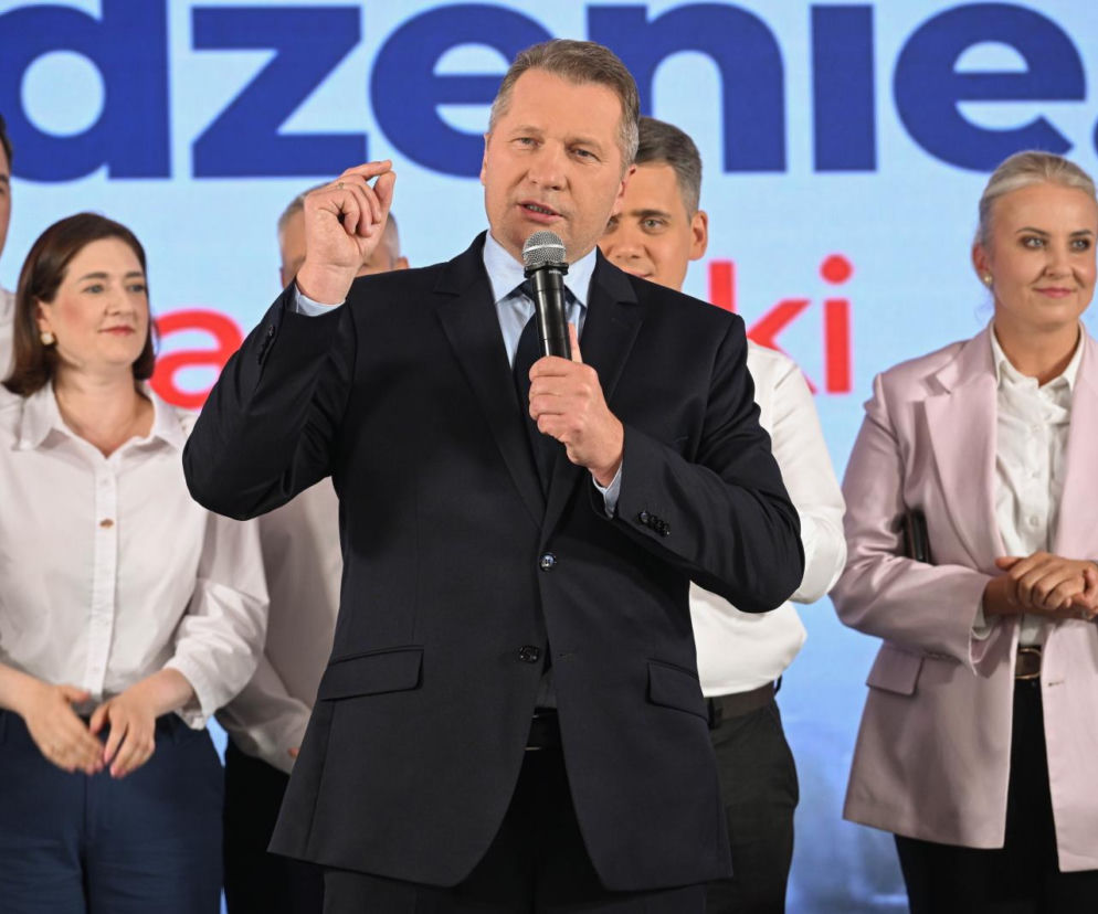 Przemysław Czarnek przemawia do mikrofonu na tle napisu Przebudzenie. Obok młodzi politycy. Szczegóły na SE Polityka.