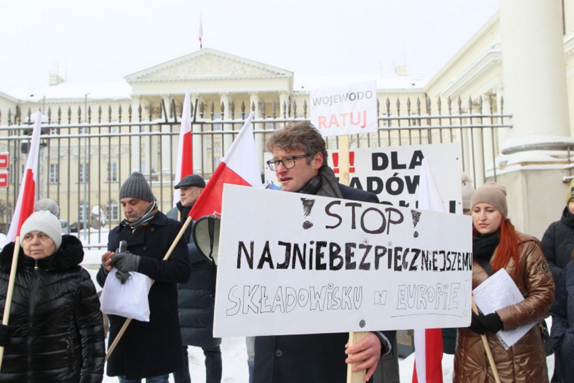 6500 ton toksycznych odpadów pod Warszawą. Mieszkańcy alarmują. „Żyjemy na tykającej bombie”