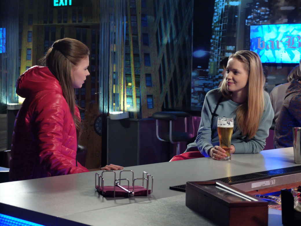 Pierwsza miłość. Aśka (Paulina Gałązka), Luiza (Klaudia Halejcio)