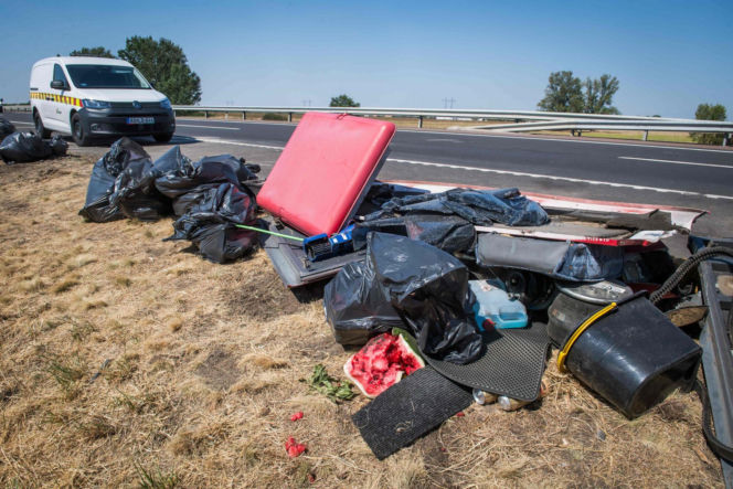 Polski autokar na policyjnym parkingu po wypadku na Węgrzech