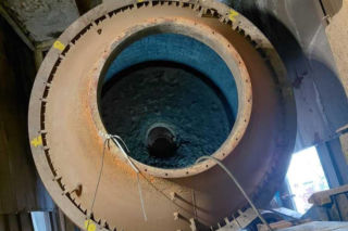 Horror przy demontażu pieca do wypalania ołowiu. Pracownicy przygnieceni cegłami, dwóch wpadło do środka