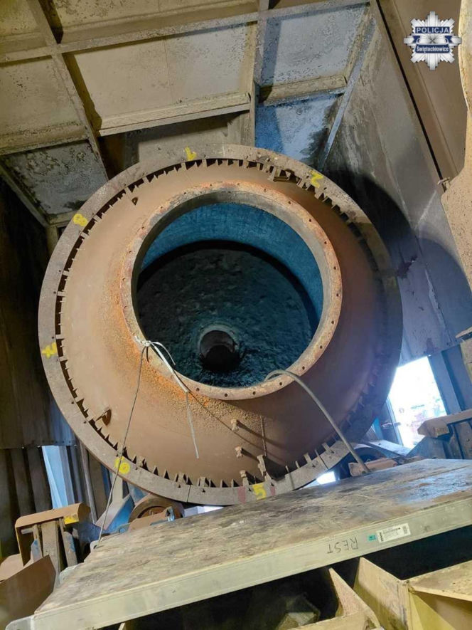 Horror przy demontażu pieca do wypalania ołowiu. Pracownicy przygnieceni cegłami, dwóch wpadło do środka