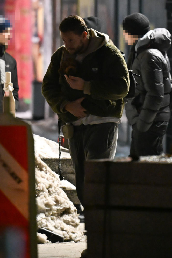 Sebastian Fabijański z pieskiem na spacerze