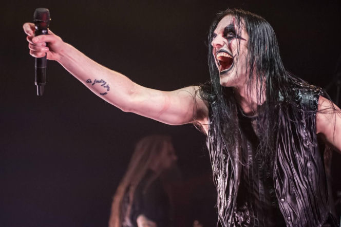 Skrupulatnie wyreżyserowany groteskowy spektakl okraszony nutą surrealizmu – Avatar zawładną Warszawą [RELACJA]