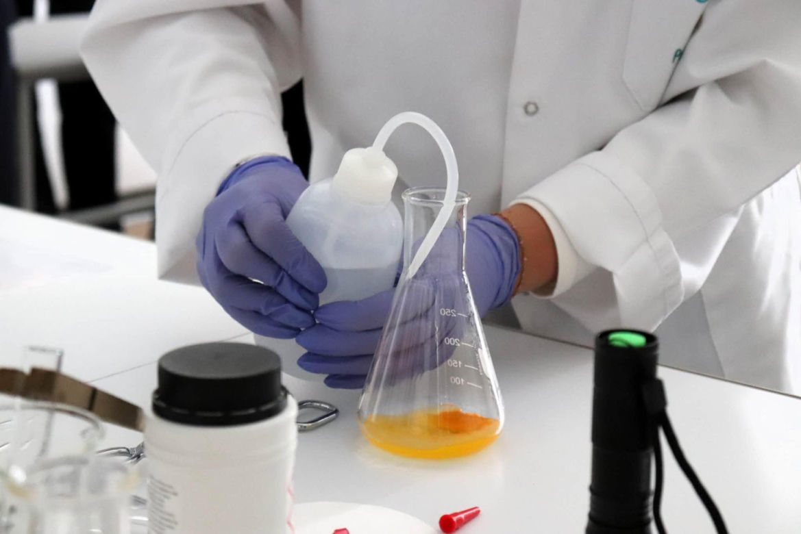 W Liceum Ogólnokształcącym w Górze otwarto nowoczesną pracownię chemiczną [ZDJĘCIA]